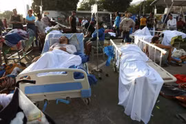 Chạy đua với thời gian cứu người sau thảm họa động đất kinh hoàng tại Venezuela