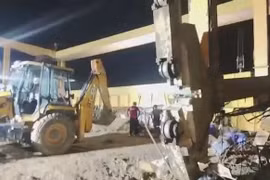 Ấn Độ: Cần cẩu công trường xây dựng bất ngờ đổ sập, 3 công nhân tử vong