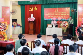 Đại tướng Lương Tam Quang trao tặng Huy hiệu cho đảng viên 80 năm tuổi Đảng
