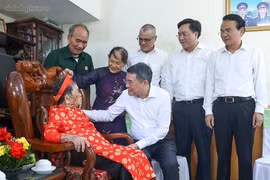 Thủ tướng tặng quà Mẹ Việt Nam anh hùng và dâng hương tưởng niệm các Anh hùng liệt sĩ tại Phú Thọ