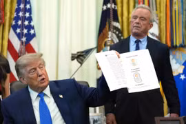 Tổng thống Trump ký sắc lệnh gây tranh cãi về tiêm vaccine cho trẻ em