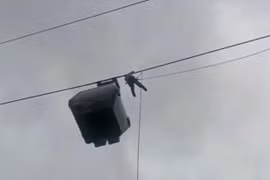 Giải cứu gần 300 du khách mắc kẹt trên tuyến cáp treo cao nhất thế giới