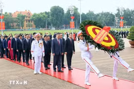 Ban Chấp hành Trung ương Đảng vào Lăng viếng Chủ tịch Hồ Chí Minh