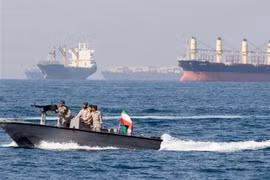 Tàu Iran bị tấn công tại eo biển Hormuz, 1 người thiệt mạng, 4 người bị thương