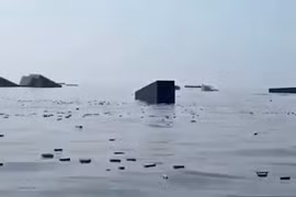 Ngư dân đổ ra eo biển Hormuz 'săn' iPhone