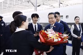 Chủ tịch Quốc hội Trần Thanh Mẫn trải nghiệm tàu cao tốc đến thành phố Diên An của Trung Quốc
