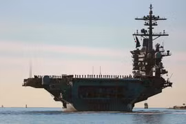 Tổng thống Trump bác bỏ chỉ trích về tàu sân bay USS Abraham Lincoln và quát phóng viên 'im lặng'