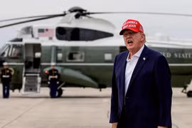 Ông Trump đe dọa sẽ ném bom Oman nếu 'cản đường' ở eo biển Hormuz