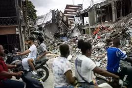 Bộ trưởng Colombia bị chỉ trích vì đi nghỉ mát giữa lúc đất nước vật lộn khắc phục hậu quả động đất