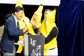 Cố giáo sư Nhật Bản nhận giải Ig Nobel Y học nhờ nghiên cứu cách xì mũi an toàn