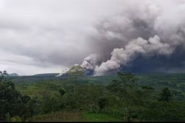 Núi lửa Semeru ở Indonesia phun trào 10 lần trong 13 giờ
