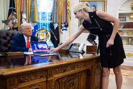 Tổng thống Trump tặng 45.000 USD tiền mặt cho mỗi trợ lý thân cận