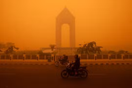 Bầu trời chuyển màu cam bất thường, khói mù bao phủ Kalimantan
