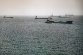 IMO công bố kế hoạch sơ tán 11.000 thủy thủ mắc kẹt tại eo biển Hormuz