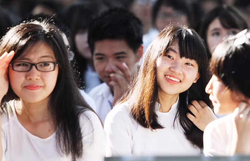 Nữ sinh áo dài tinh khôi dưới nắng vàng ngày khai giảng ảnh 6