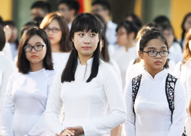 Nữ sinh áo dài tinh khôi dưới nắng vàng ngày khai giảng ảnh 9