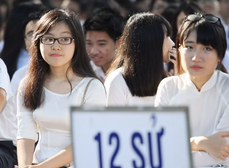 Nữ sinh áo dài tinh khôi dưới nắng vàng ngày khai giảng ảnh 2