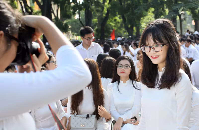 Nữ sinh áo dài tinh khôi dưới nắng vàng ngày khai giảng ảnh 16