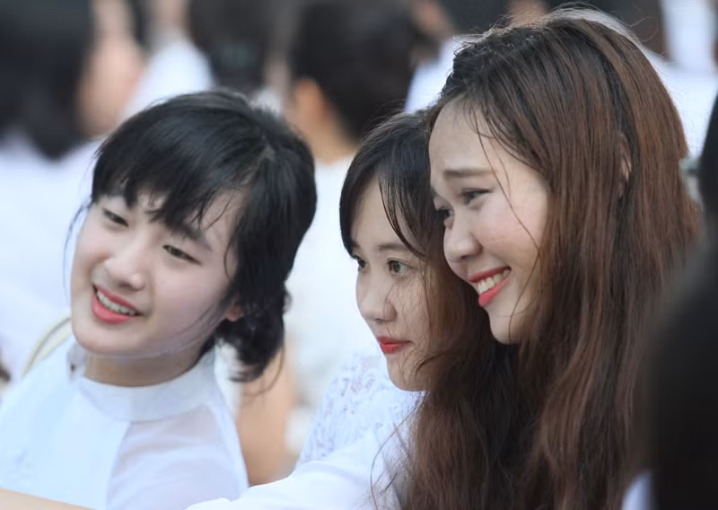 Nữ sinh áo dài tinh khôi dưới nắng vàng ngày khai giảng ảnh 13