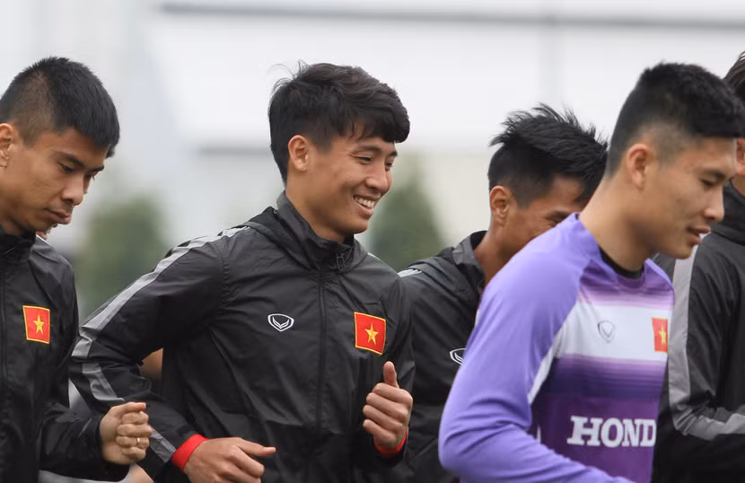 Thầy trò Hữu Thắng tươi rói trong buổi tập đầu tiên ảnh 3