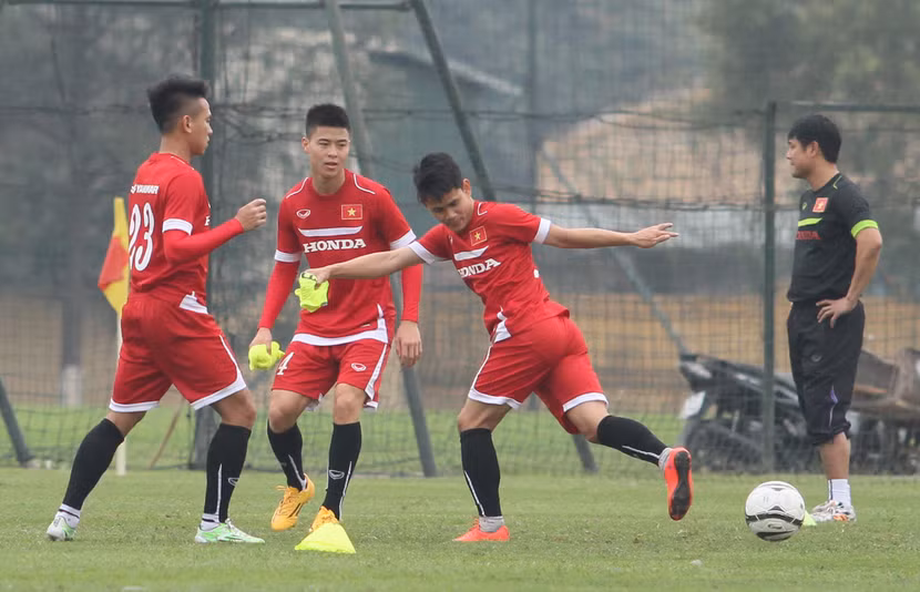 Thầy trò Hữu Thắng tươi rói trong buổi tập đầu tiên ảnh 9