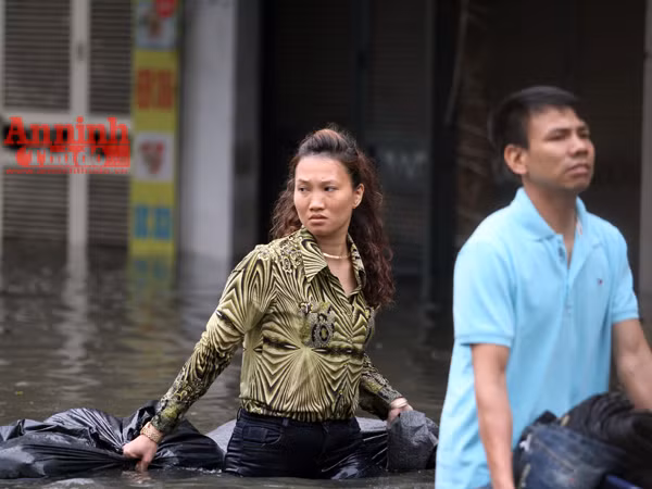 Tiểu thương chợ Nhà Xanh méo mặt, oằn mình cứu hàng hóa sau ngập úng ảnh 16