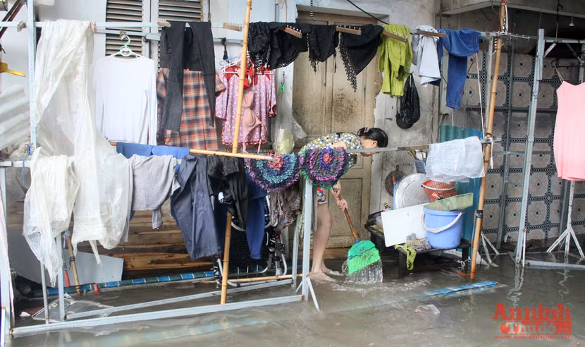 Tiểu thương chợ Nhà Xanh méo mặt, oằn mình cứu hàng hóa sau ngập úng ảnh 11