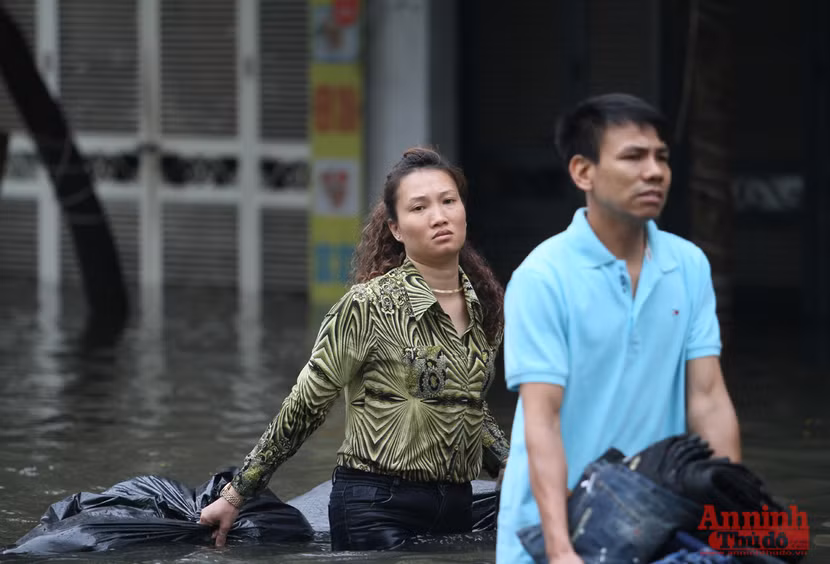 Tiểu thương chợ Nhà Xanh méo mặt, oằn mình cứu hàng hóa sau ngập úng ảnh 15