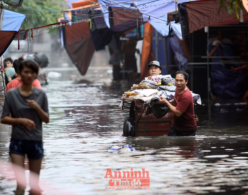 Tiểu thương chợ Nhà Xanh méo mặt, oằn mình cứu hàng hóa sau ngập úng ảnh 9