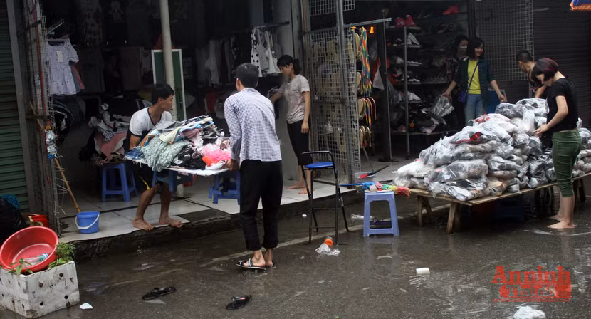 Tiểu thương chợ Nhà Xanh méo mặt, oằn mình cứu hàng hóa sau ngập úng ảnh 12