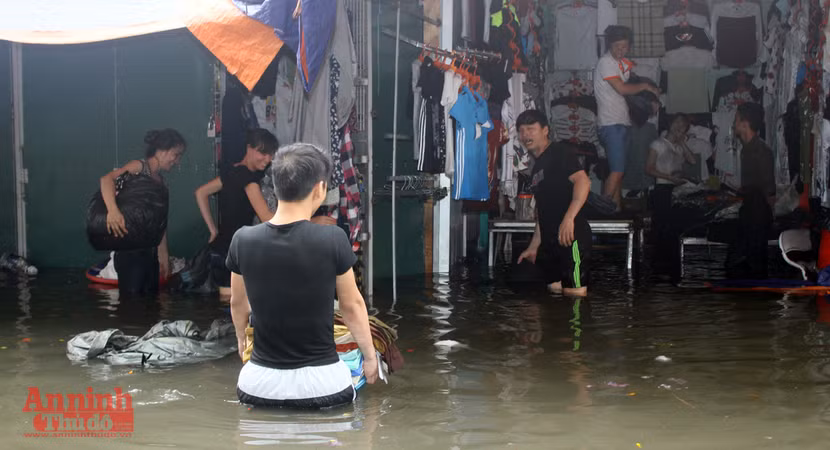 Tiểu thương chợ Nhà Xanh méo mặt, oằn mình cứu hàng hóa sau ngập úng ảnh 3
