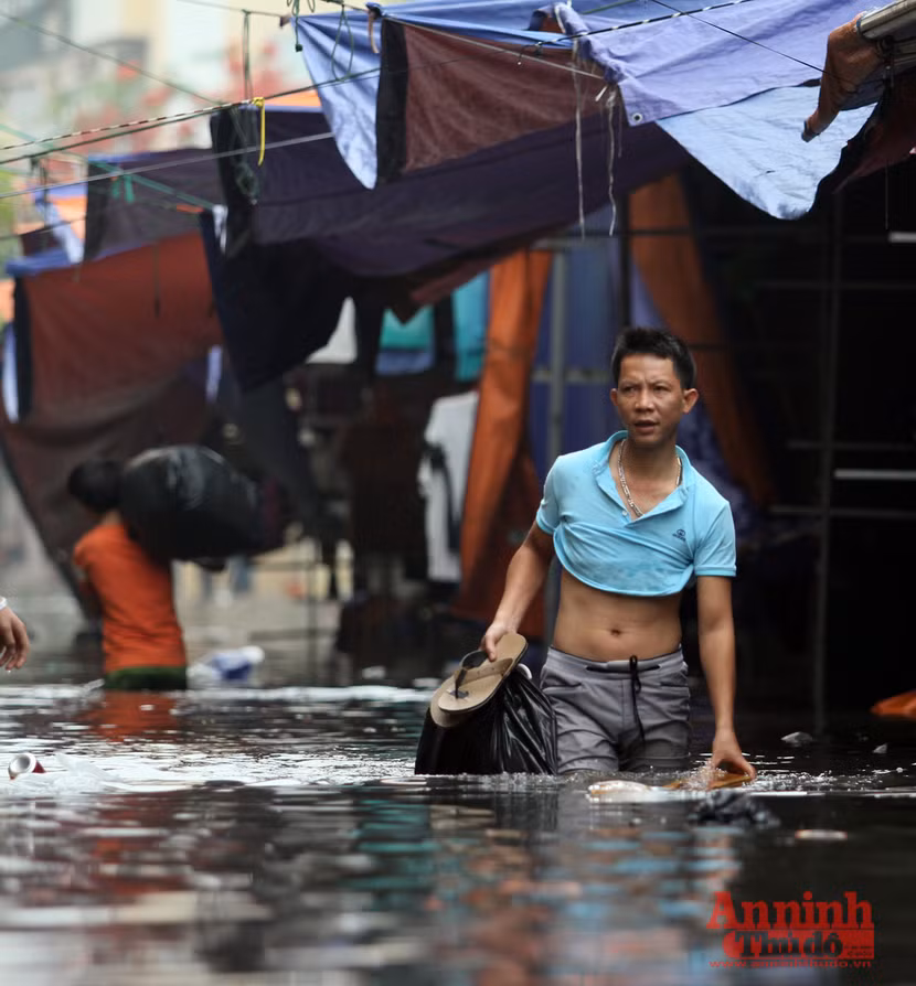 Tiểu thương chợ Nhà Xanh méo mặt, oằn mình cứu hàng hóa sau ngập úng ảnh 7
