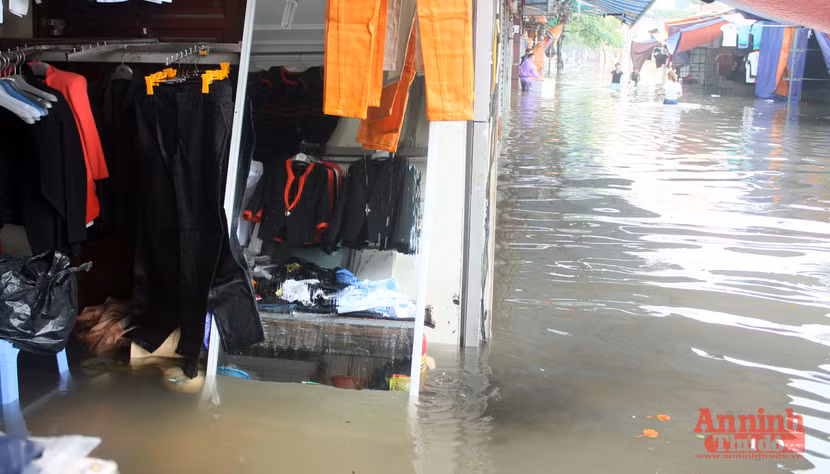 Tiểu thương chợ Nhà Xanh méo mặt, oằn mình cứu hàng hóa sau ngập úng ảnh 2
