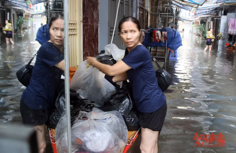 Tiểu thương chợ Nhà Xanh méo mặt, oằn mình cứu hàng hóa sau ngập úng ảnh 4