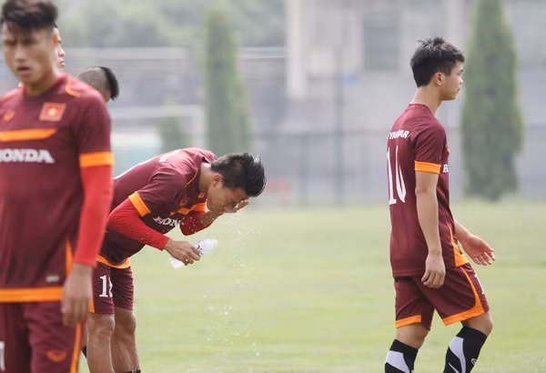 Công Phượng “đứng ngoài cuộc vui” ở buổi tập của U23 Việt Nam ảnh 9