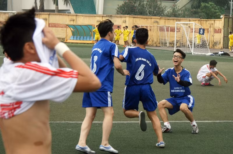 Kết quả, hình ảnh thi đấu ngày 15-11 giải bóng đá học sinh THPT Hà Nội 2015 ảnh 2