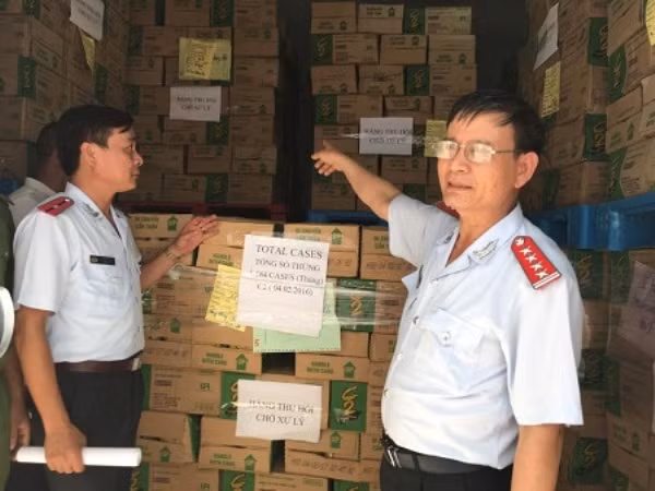 Tiêu hủy hơn 10 tấn sản phẩm nước C2, Rồng đỏ nhiễm chì ảnh 1