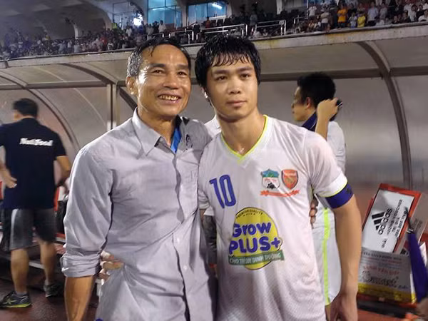 Bố Công Phượng thay con nhận giải "Cầu thủ được yêu thích nhất 2015" ảnh 1