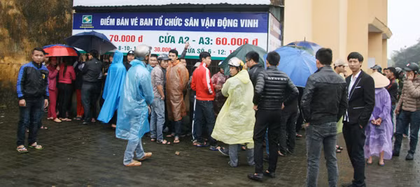 Khổ sở mua vé xem Công Phượng thi đấu trên sân Vinh ảnh 1