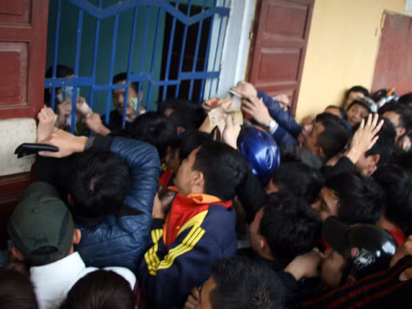 Khổ sở mua vé xem Công Phượng thi đấu trên sân Vinh ảnh 6
