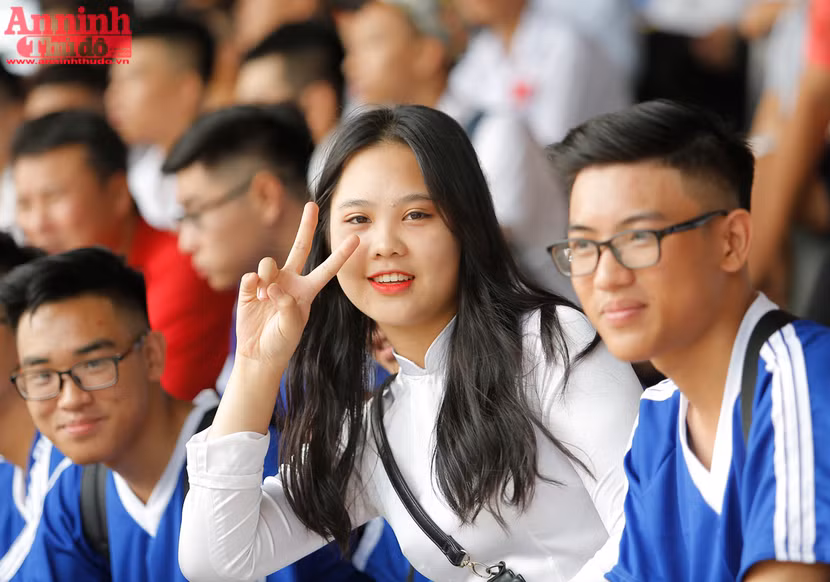 Nữ sinh Hà Nội rạng rỡ ngày khai mạc giải bóng đá học sinh THPT ảnh 19