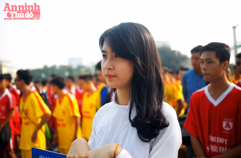 Nữ sinh Hà Nội rạng rỡ ngày khai mạc giải bóng đá học sinh THPT ảnh 17
