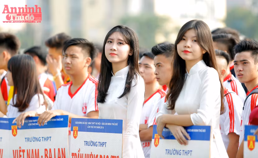 Nữ sinh Hà Nội rạng rỡ ngày khai mạc giải bóng đá học sinh THPT ảnh 11