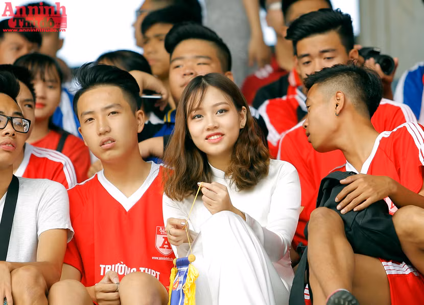 Nữ sinh Hà Nội rạng rỡ ngày khai mạc giải bóng đá học sinh THPT ảnh 16