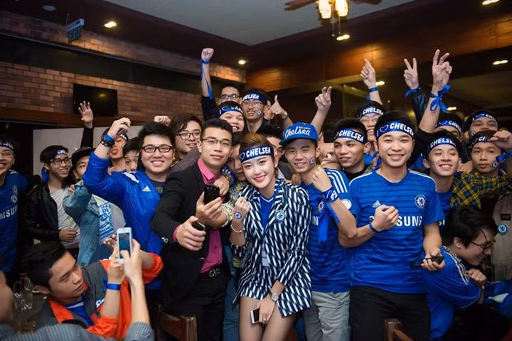 Bên lề trận kinh điển Chelsea - M.U: Mỹ nhân Việt "đại chiến" ảnh 2