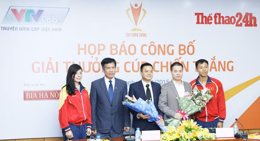 Giải thưởng Cúp Chiến thắng 2015 sẽ có 2 vòng bầu chọn: Vòng 1, người hâm mộ bình chọn thông qua tin nhắn gửi Tổng đài 6386 và 6786 từ ngày 15-11-2015 đến 1-1-2016. Vòng 2, trên cơ sở bình chọn của người hâm mộ, Hội đồng bình chọn gồm 21 chuyên gia thể thao, nhà báo, cựu VĐV uy tín sẽ bỏ phiếu kín bầu chọn người chiến thắng từ danh sách 3 ứng viên có phiếu cao nhất. Đại diện Tổng cục TDTT, BTC và VĐV tại buổi họp báo công bố sự kiện Đặc biệt, mỗi hạng mục sẽ chỉ có một người/tập thể giành chiến thắng được vinh danh và vì thế, giải thưởng được ví như “Oscar thể thao Việt Nam”. Không chỉ ghi nhận, tôn vinh đóng góp của các HLV, VĐV, đội tuyển Việt Nam, Cúp Chiến thắng còn tạo sự tương tác giữa người hâm mộ với thể thao, tăng cường sự quan tâm của xã hội, qua đó kích thích sự phát triển chung của thể thao nước nhà. Đêm gala trao giải sẽ được tổ chức vào ngày 15-1-2016 tại Hà Nội.