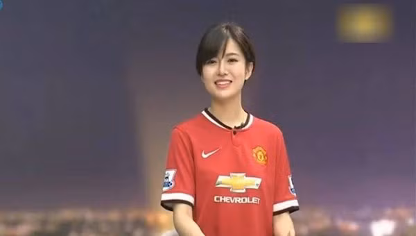 Bên lề trận kinh điển Chelsea - M.U: Mỹ nhân Việt "đại chiến" ảnh 1