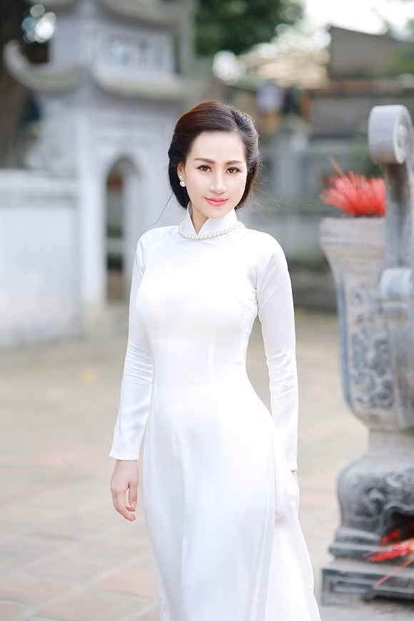 Nhan sắc khó tin của cây bút nữ gây xôn xao cộng đồng mạng ảnh 2 Nhan sắc khó tin của cây bút nữ gây xôn xao cộng đồng mạng ảnh 2