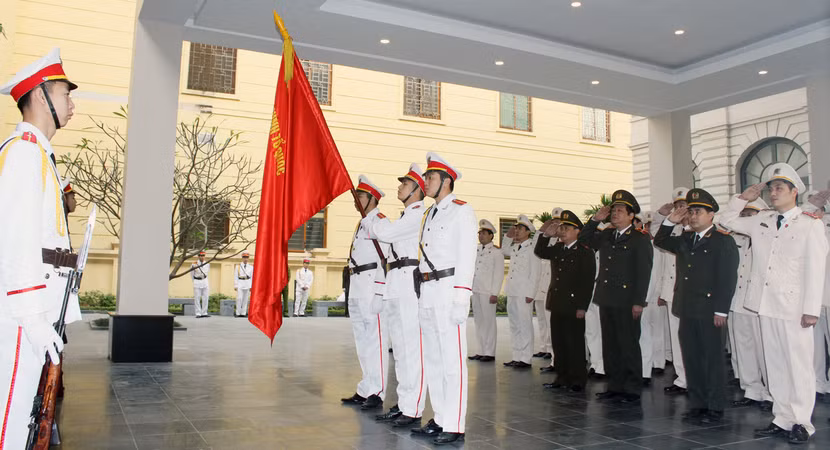 Dâng lên những chiến công Cũng trong sáng nay (26-3), Đoàn Thanh niên CATP Hà Nội đã tổ chức Lễ báo công và dâng hương tại Tượng đài Liệt sỹ Công an Hà Nội. Dự buổi lễ còn có Thiếu tướng Lưu Quang Hợi - Phó Bí thư Đảng ủy, Phó Giám đốc CATP Hà Nội. Thiếu tướng Lưu Quang Hợi, Phó Bí thư Đảng ủy, Phó Giám đốc CATP cùng các đoàn viên thanh niên ưu tú dâng hương và tưởng nhớ anh linh các thế hệ đi trước Trước anh linh các Anh hùng liệt sỹ Công an Thủ đô, thay mặt Đoàn Thanh niên CATP, Phó Bí thư đoàn Nguyễn Minh Tuấn đã báo cáo những thành tích mà các đoàn viên, thanh niên đã đạt được, đồng thời nguyện hứa luôn ghi nhớ và làm theo 6 điều Bác Hồ dạy CAND, học tập và làm theo tấm gương đạo đức của Người, thực hiện tốt các phong trào, không ngừng nỗ lực học tập, rèn luyện, nâng cao trình độ kiến thức và năng lực công tác, khắc phục mọi khó khăn, hăng hái thi đua, hoàn thành xuất sắc nhiệm vụ được giao; tiếp bước cha anh tiếp tục tô thắm lá cờ truyền thống vẻ vang của Công an Thủ đô anh hùng, góp phần xứng đáng vào sự nghiệp bảo vệ an ninh trật tự trên địa bàn Thủ đô ngàn năm văn hiến.