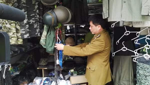 Phát hiện nhiều cơ sở kinh doanh quân trang, quân dụng trái phép ảnh 5